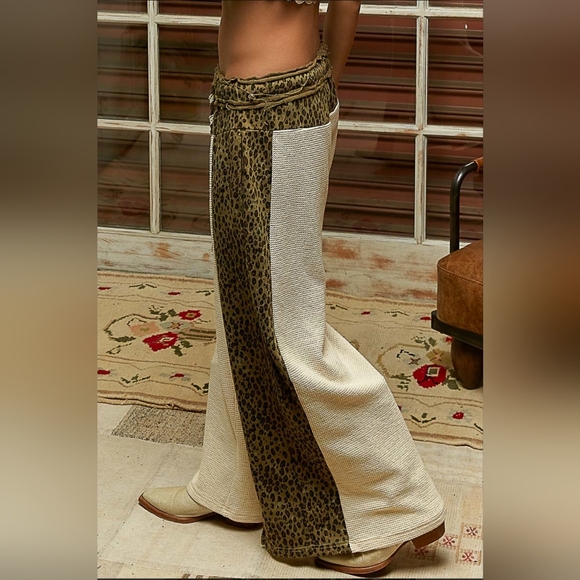 #872 POL Animal Print Contrast Thermal Fit Pants - Picture 3 of 6